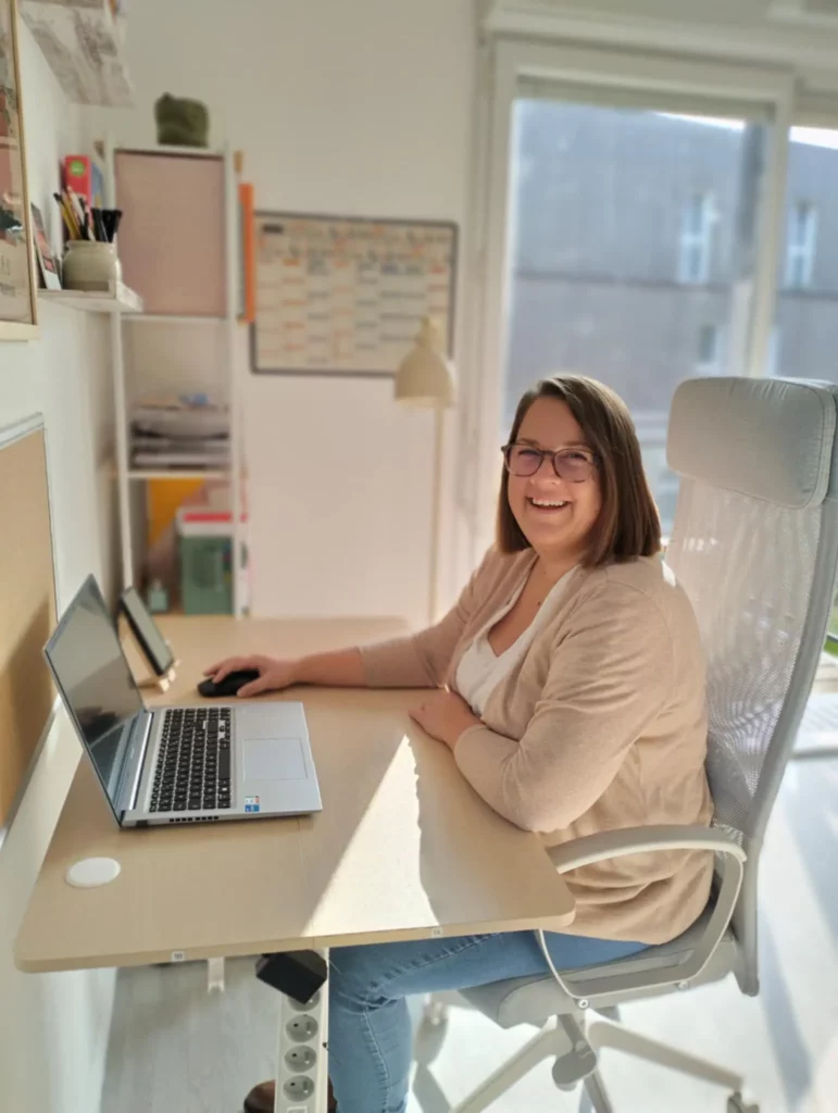 Charlotte Dubois, fondatrice de Pixels et Paragraphes, à son bureau, devant son ordinateur.