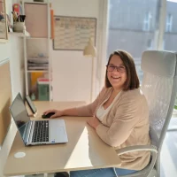 Charlotte Dubois, fondatrice de Pixels et Paragraphes, à son bureau, devant son ordinateur.